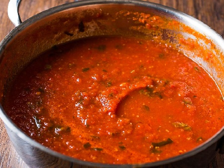 Бърз и лесен доматен сос с чесън и босилек - снимка на рецептата